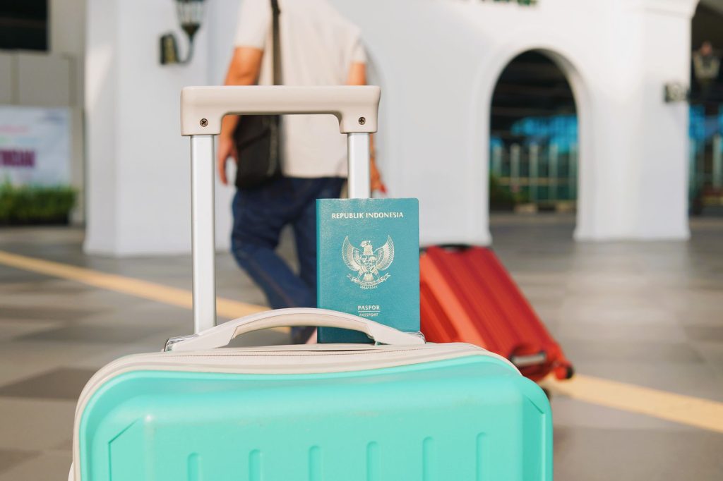 How To Travel And Work Abroad: Complete Guide
